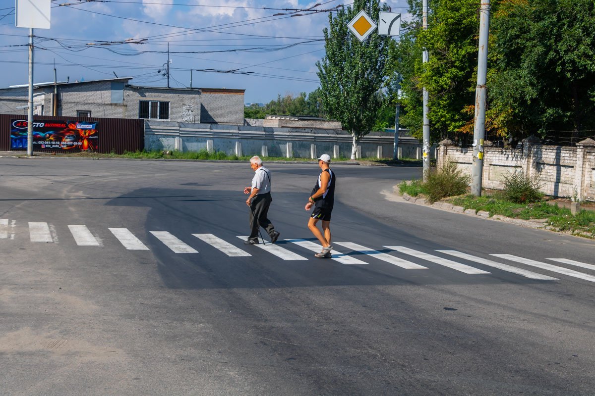 Мы упорно пытались найти оплошность, но, как ни крути, коммунальщики постарались и отремонтировали улицу по высшему разряду