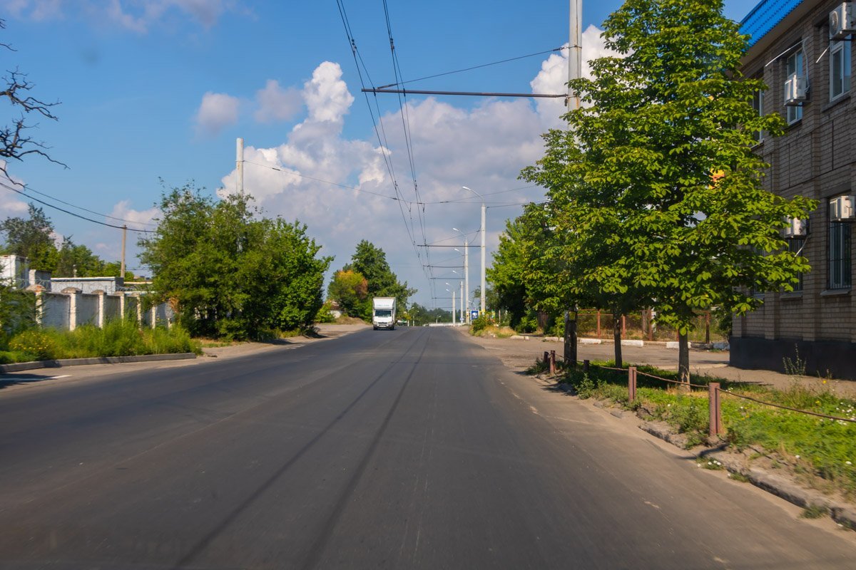 Некоторые участки дроги пережили полную замену покрытия, другие же удовлетворились латочным ремонтом