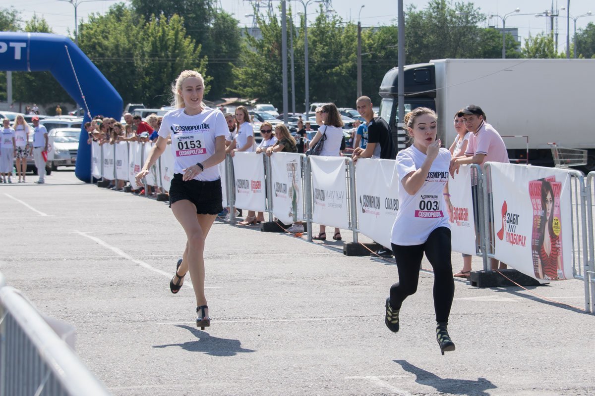 Девчонки в основном бегали парами Девчонки в основном бегали парами