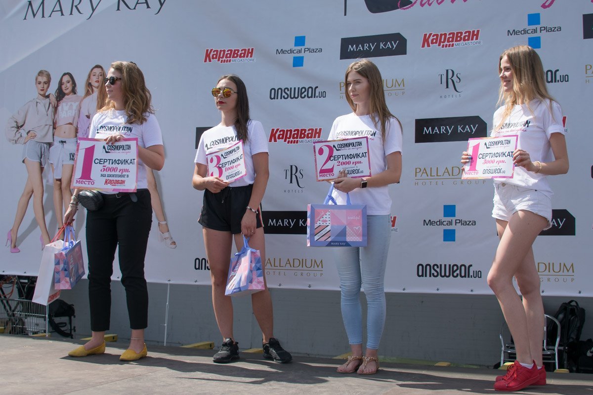 Редактор журнала "Cosmopolitan" вручала победительницам призы Редактор журнала "Cosmopolitan" вручала победительницам призы