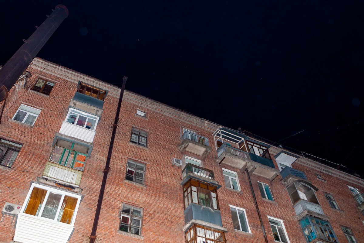 На улице Владимира Мономаха падает ограждение с крыши На улице Владимира Мономаха падает ограждение с крыши