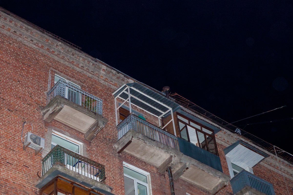 За него были привязаны интернет кабели За него были привязаны интернет кабели