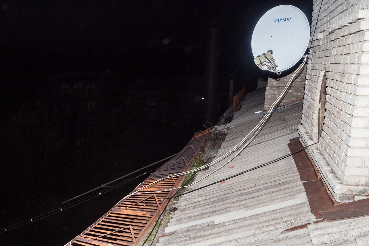 Конструкция свисает над головами людей Конструкция свисает над головами людей