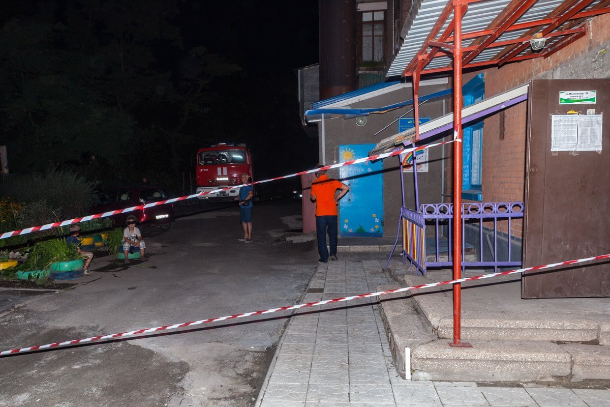 Сотрудники ГСЧС оградили участок, но со срезкой кабелей не спешили Сотрудники ГСЧС оградили участок, но со срезкой кабелей не спешили