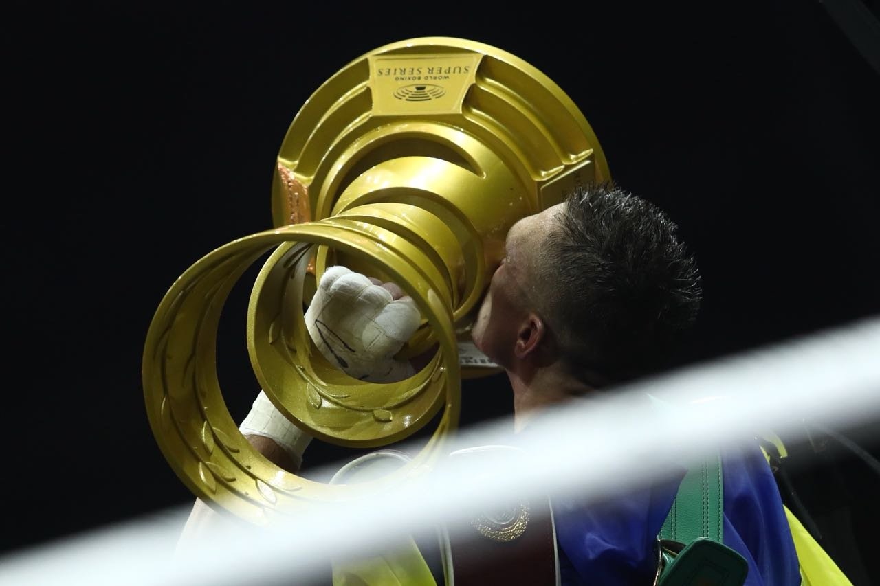 С Кубком Мухаммеда Али