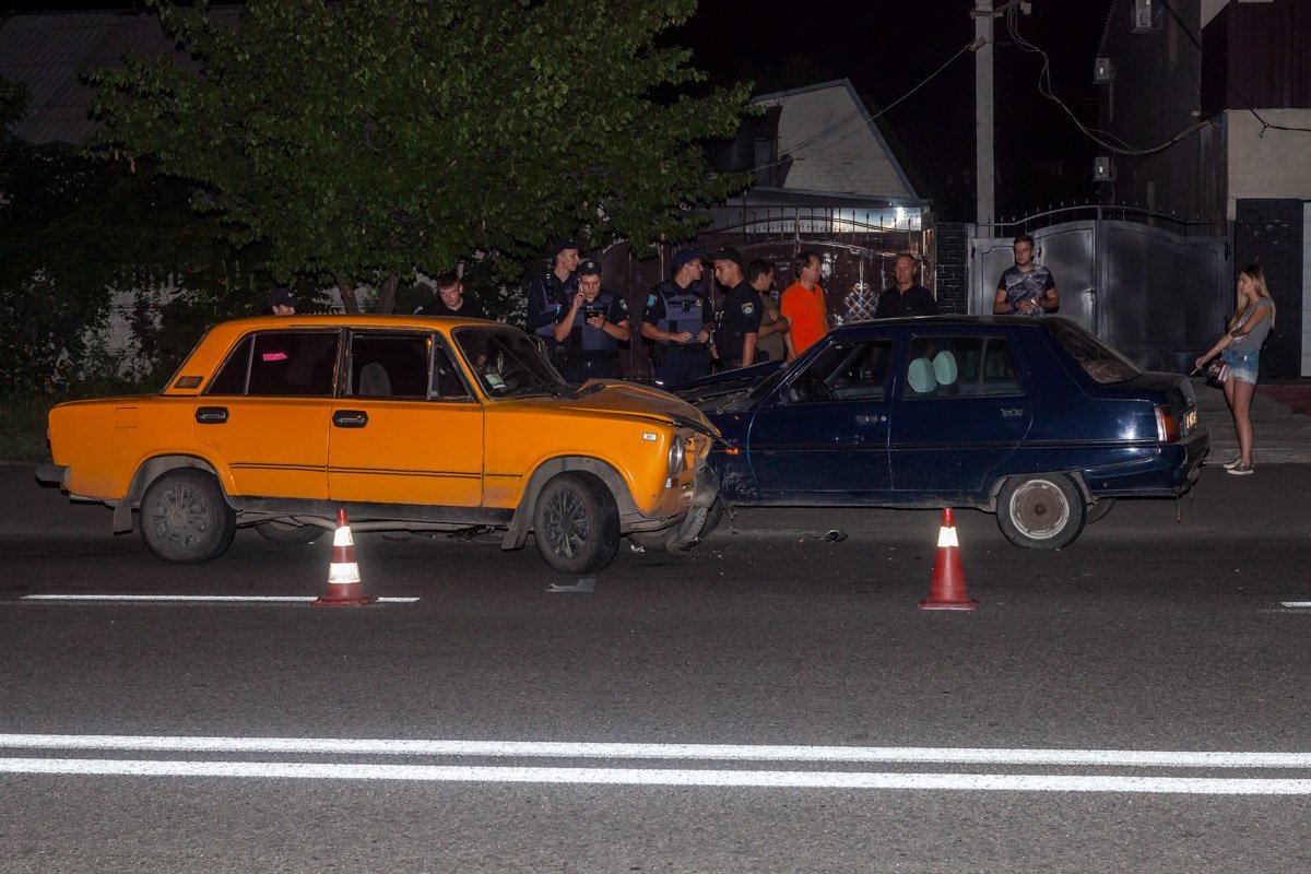 На Калиновой столкнулись ВАЗ и Славута
