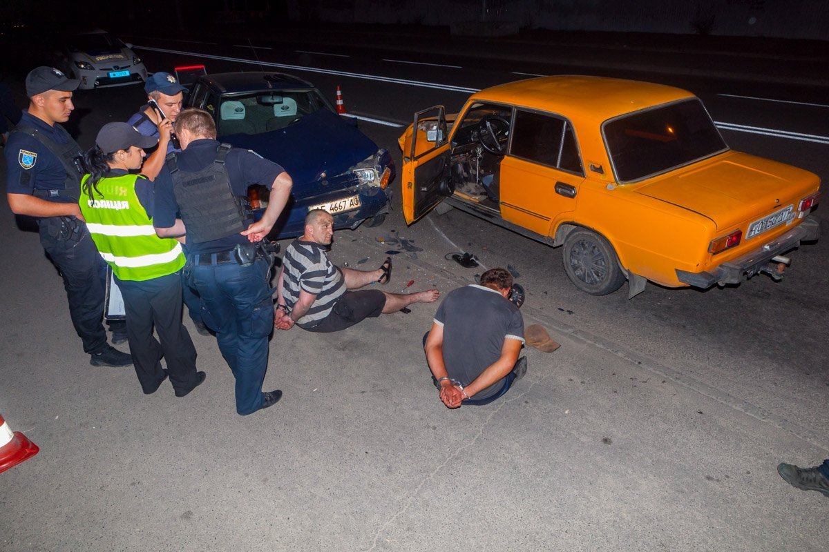 Предварительно, водитель и пассажир ВАЗа находились в нетрезвом состоянии