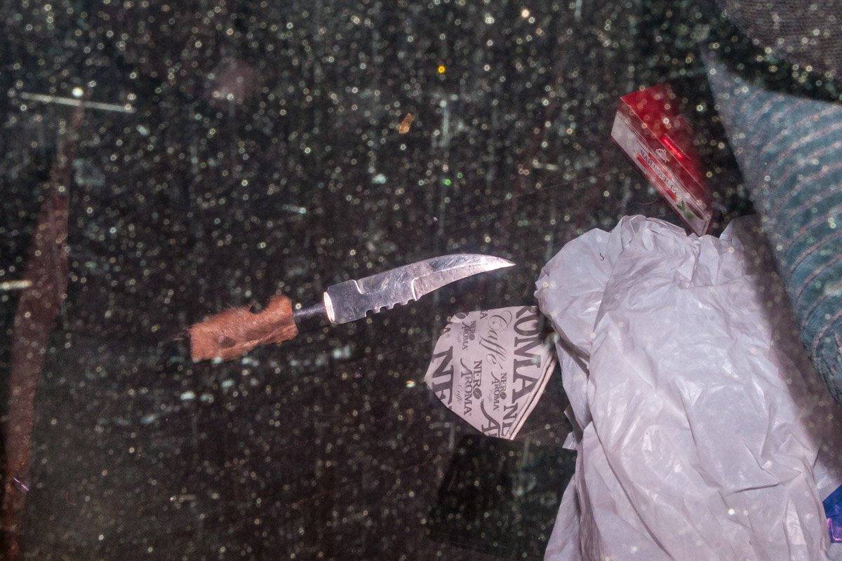 У них в машине обнаружили нож и биту