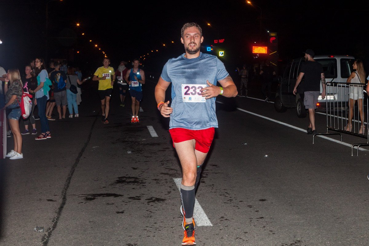 Легкоатлеты бежали 10 км вдоль Набережной Победы