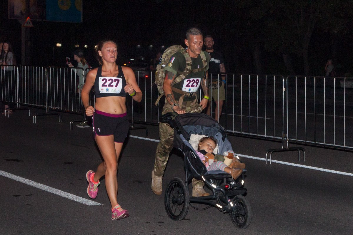 Бежали даже с детьми