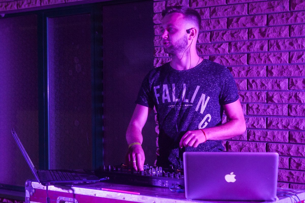 Спортсменов развлекал диджей