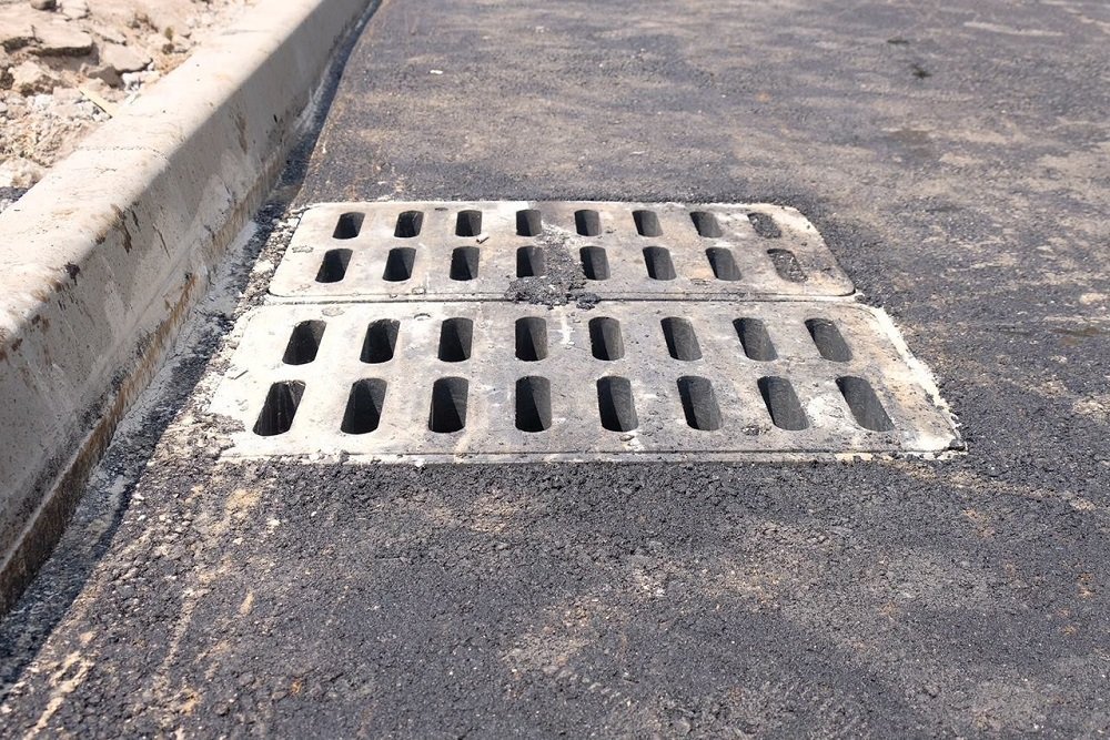 На дорогах устанавливают новые ливневки