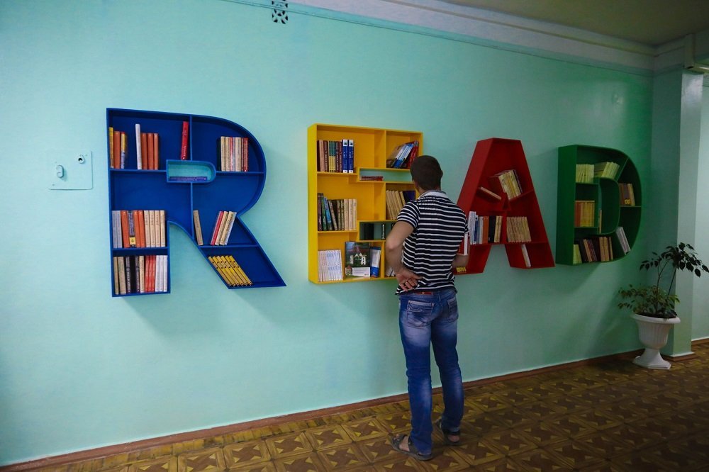 Здесь можно взять книгу, оставив взамен одну из своих