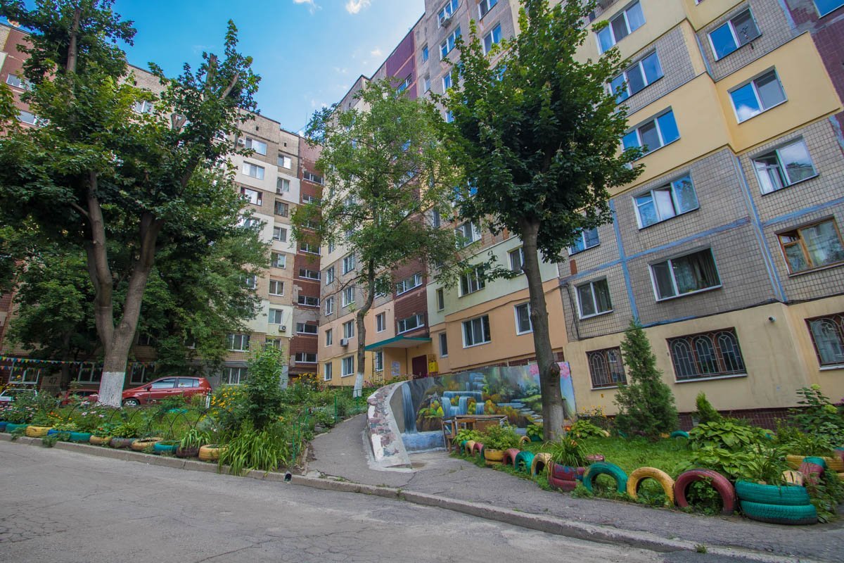 На краски для рисунка скидывались жители 47-го дома На краски для рисунка скидывались жители 47-го дома