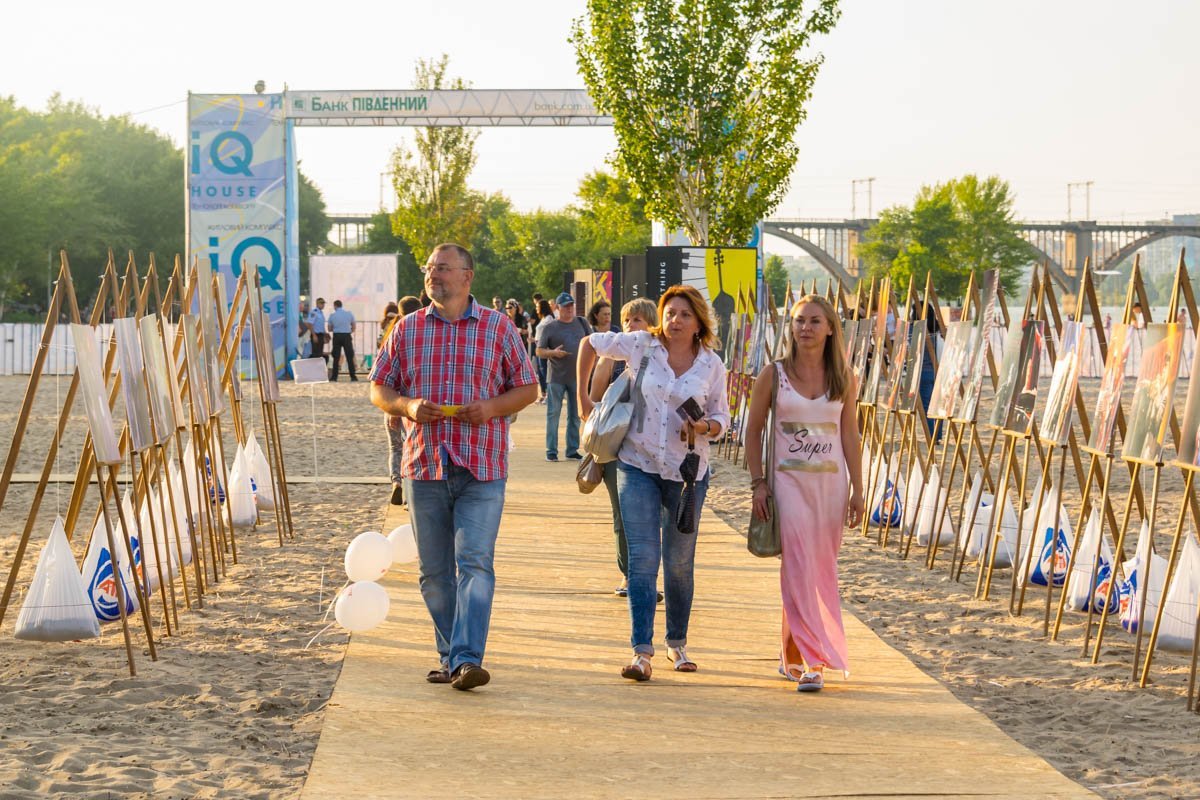 Монастырский остров кипел от наплыва посетителей