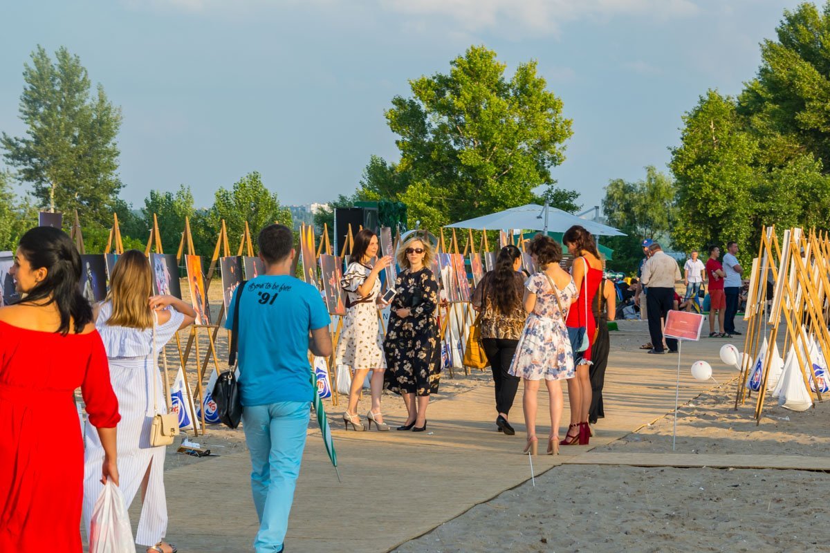Люди общались и фотографировались в интересных локациях