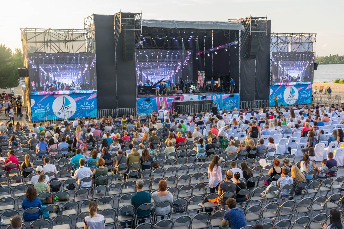 Мероприятие открыл победитель конкурса Джаз на ПИРСе 2018 — дуэт Агатты Вильчик и Анны Минаковой