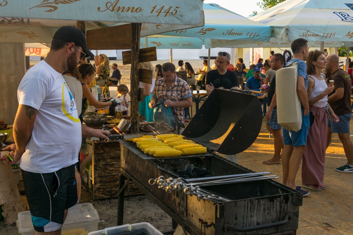 На Монастырском острове организовали большую зону фудкорта