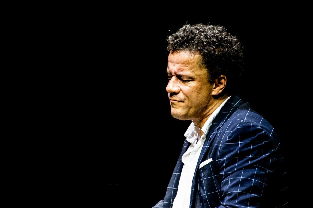 На сцене выступали известные гости