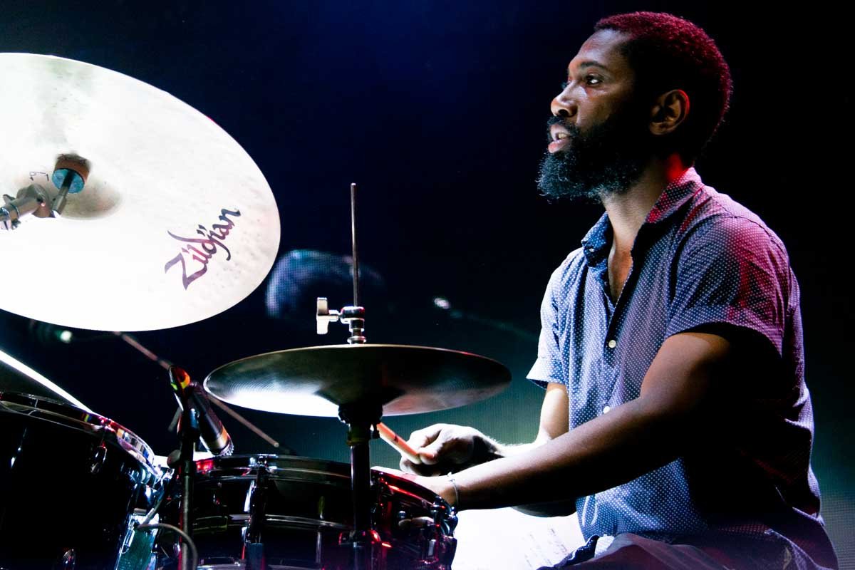 На сцене выступили исполнители с разных стран