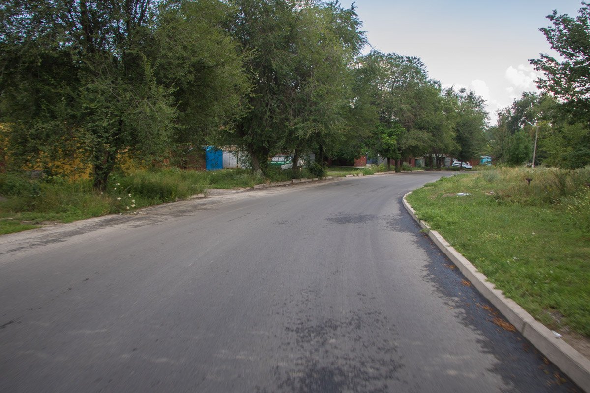 Улица Валерьяна Подмогильного проходит между улицами Бориса Кротова и Данилы Нечая