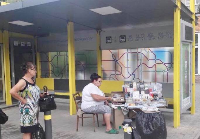 Женщина развернула торговлю на остановке