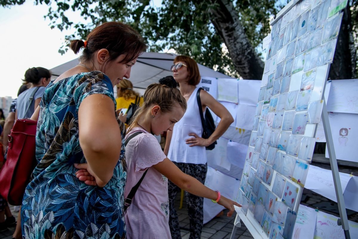 Дети ищут магниты с изображением своих рисунков