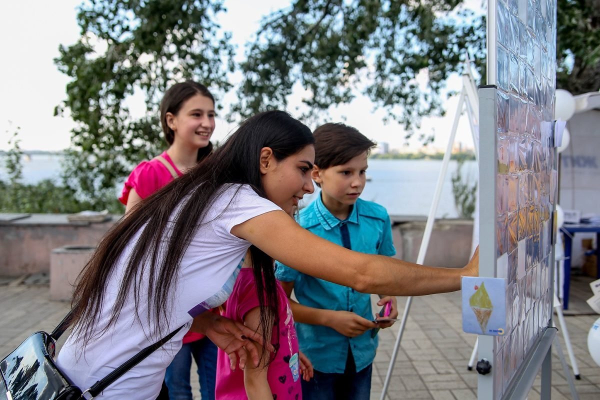 Дети рассматривают рисунки других участников