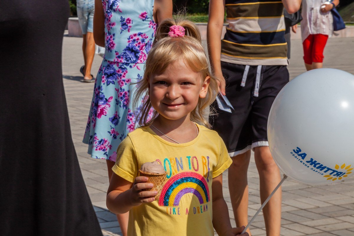 Счастливая и с шаром