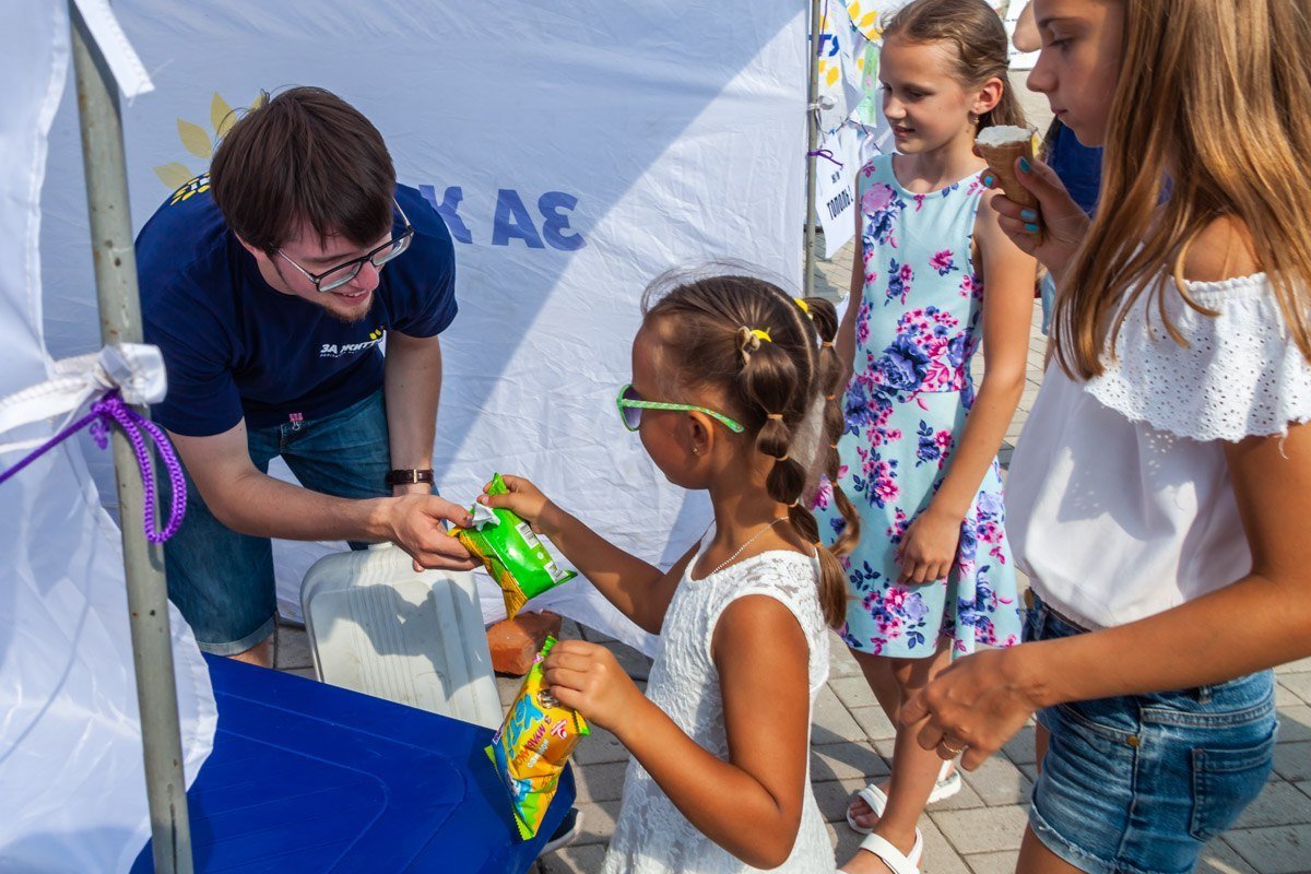 Аниматоры работали с маленькими гостями праздника
