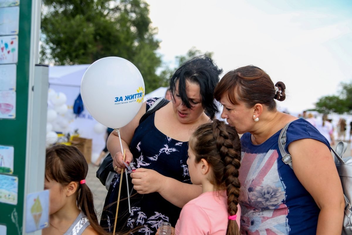 Родители радовались победе своих детей в конкурсе и рассматривали магнитики с их рисунками