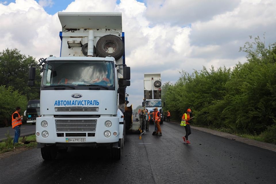 С понедельника начнется укладка асфальта на правой полосе С понедельника начнется укладка асфальта на правой полосе