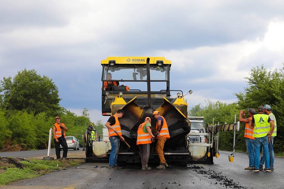 Идет укладка верхнего шара асфальта Идет укладка верхнего шара асфальта