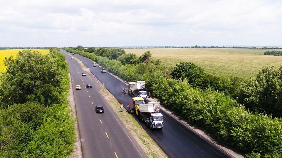 По этой трассе движется около 20 тысяч автомобилей в сутки По этой трассе движется около 20 тысяч автомобилей в сутки