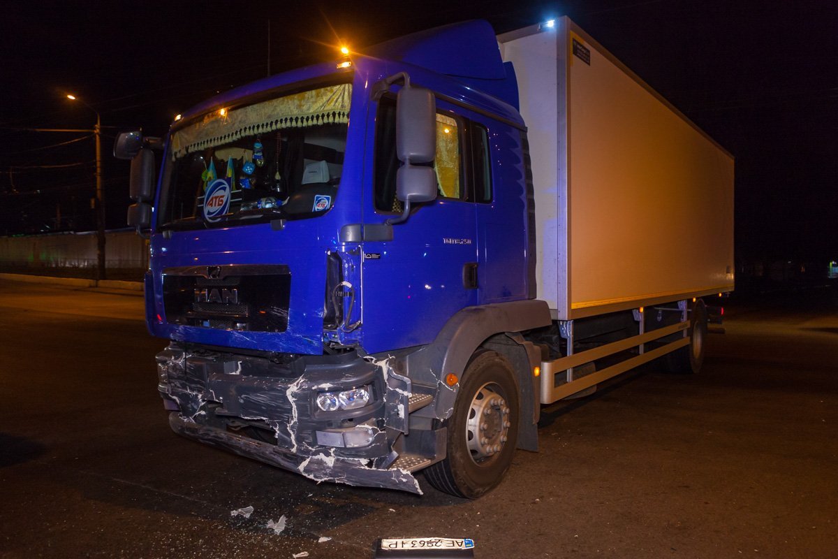 Водитель грузовика говорит, что иномарка ехала на большой скорости