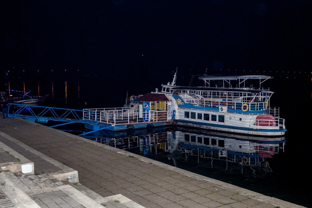 Посетителей фестиваля доставили в центр речным трамваем