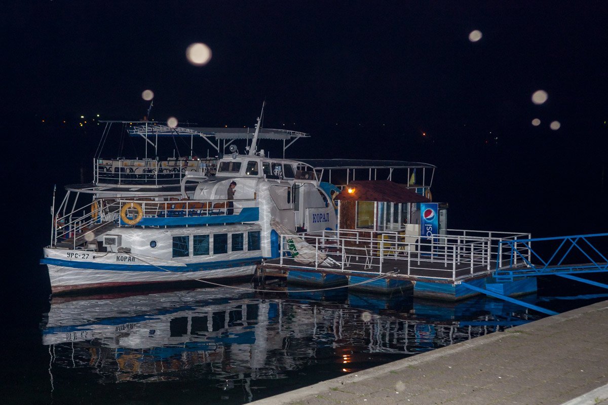 Речной трамвай, доставивший посетителей