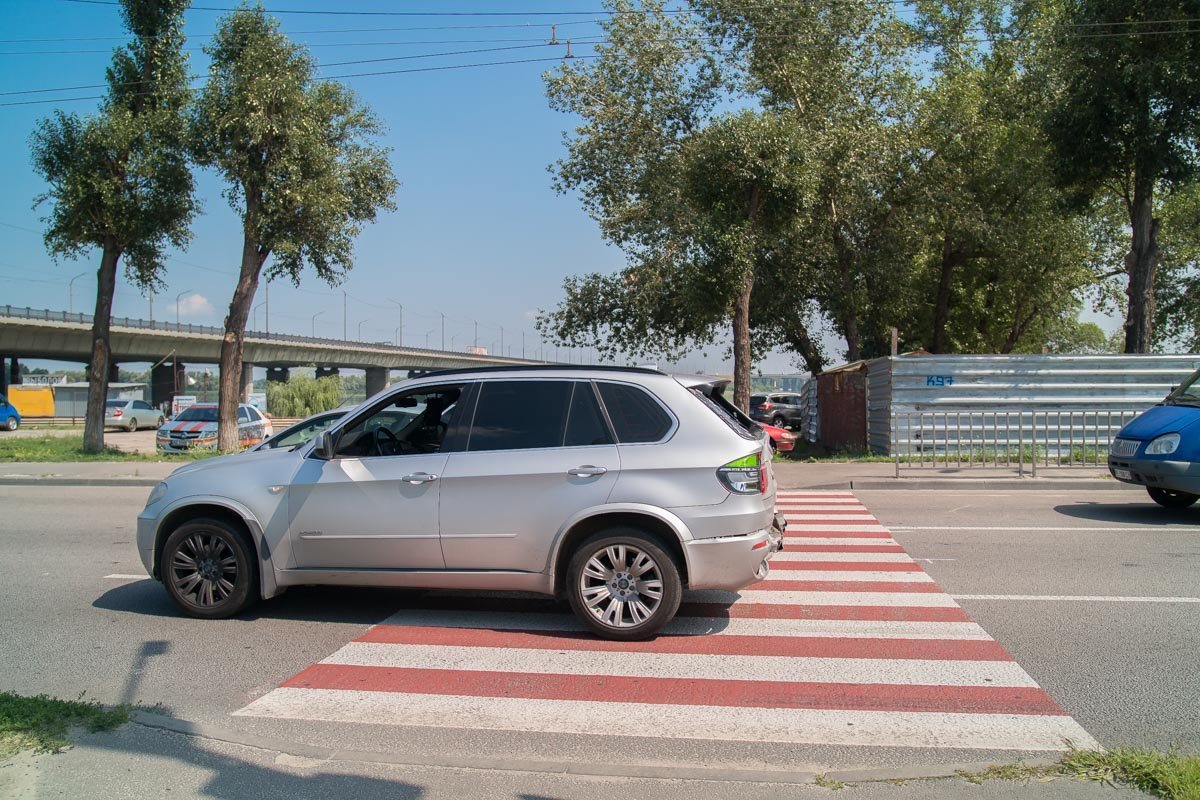 BMW остановился пропустить пешеходов