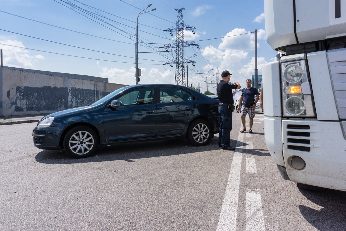 Грузовик Renault "догнал" Volkswagen  Грузовик Renault "догнал" Volkswagen