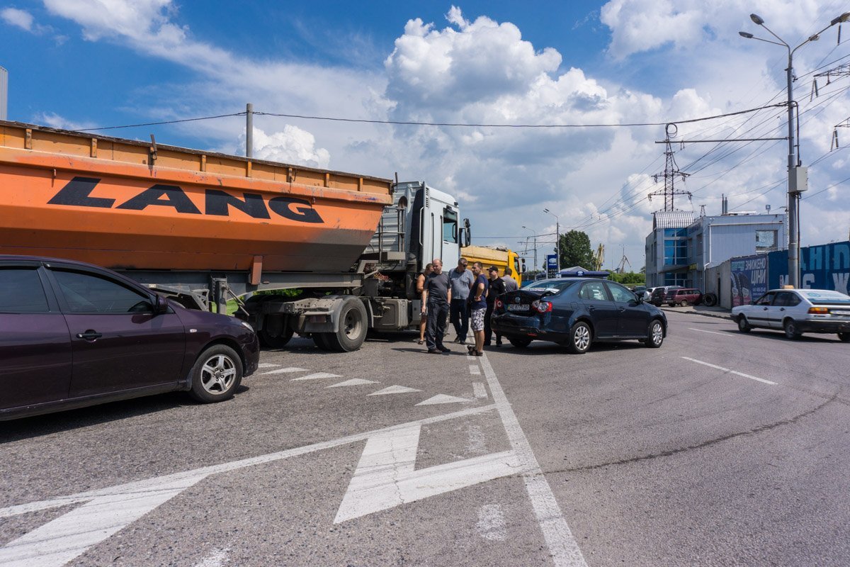 На место аварии сразу же вызвали патрульный экипаж На место аварии сразу же вызвали патрульный экипаж