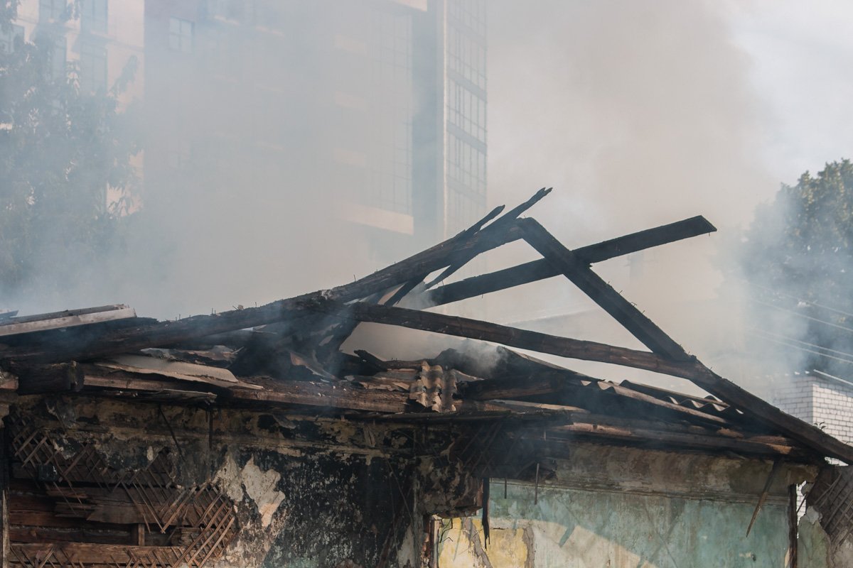 Загорелось заброшенное здание