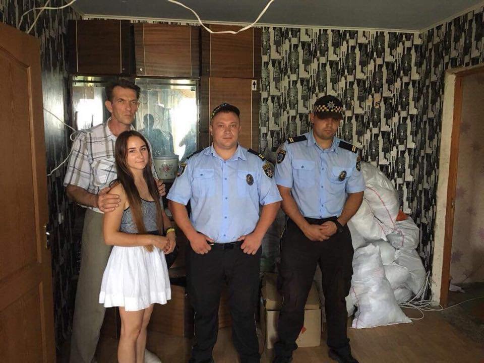 Муниципальные амбалы за спиной