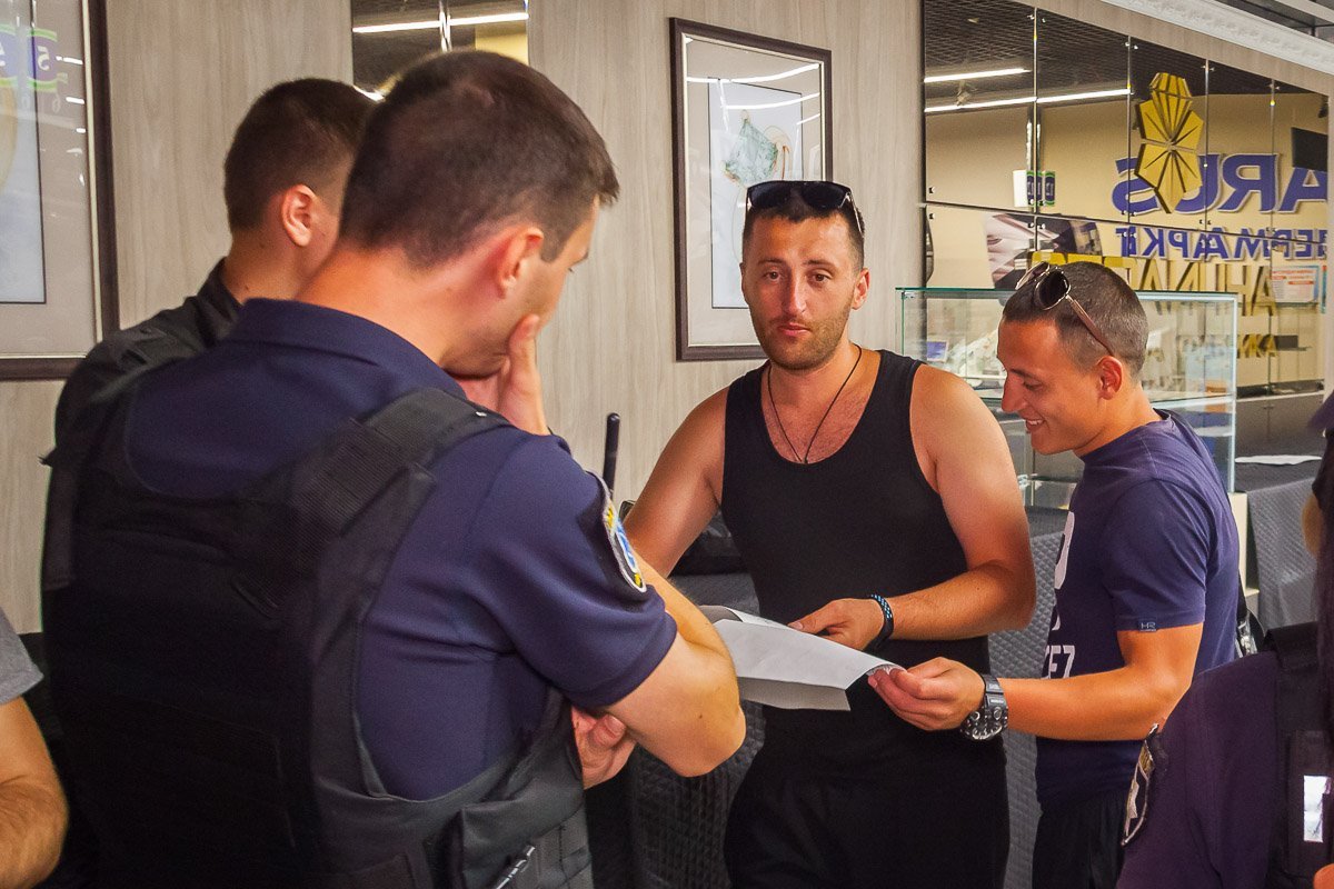 Молодые люди вскрыли пиво на кассе супермаркета Молодые люди вскрыли пиво на кассе супермаркета