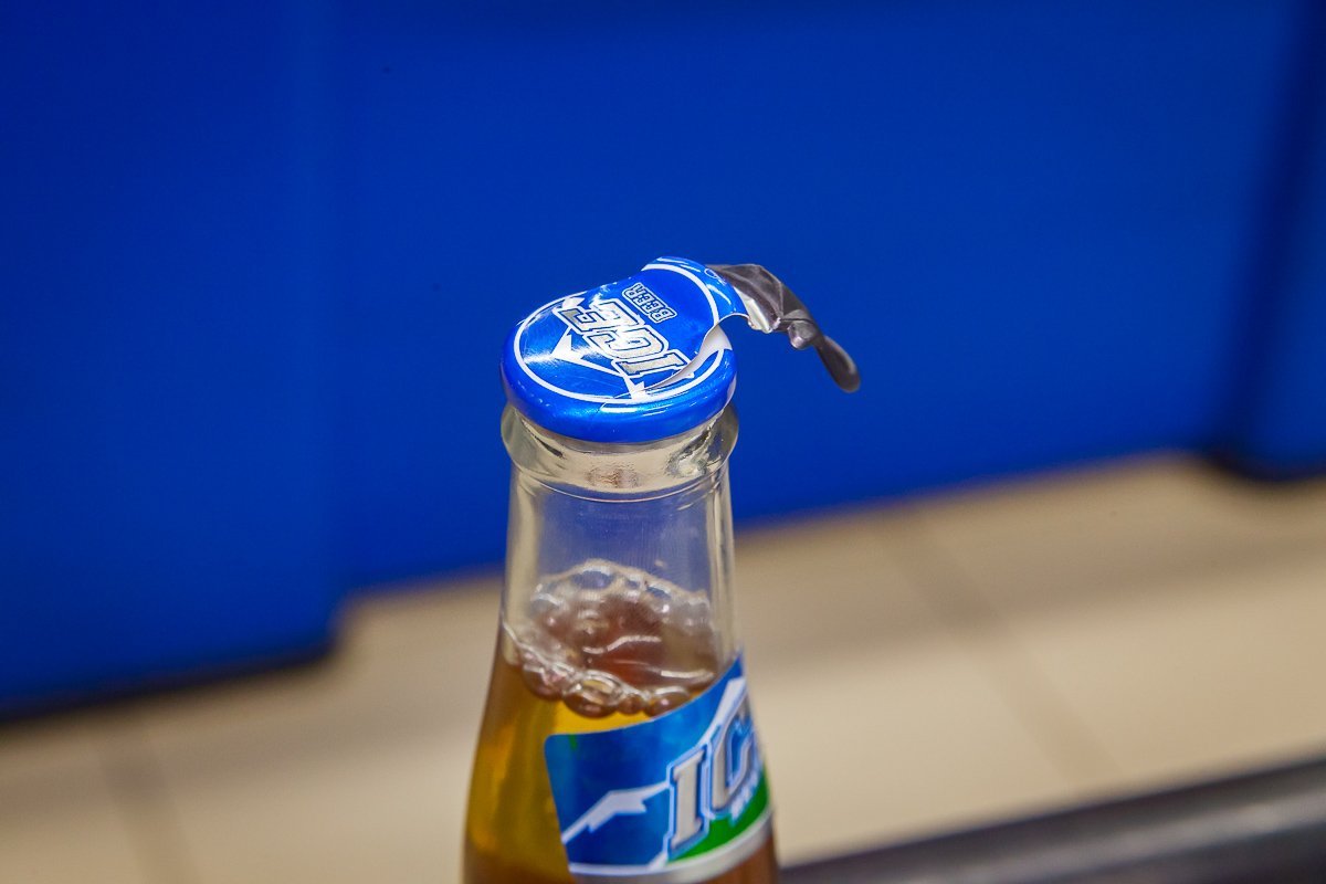 Мужчины хотели приобрести пиво около 00:10 Мужчины хотели приобрести пиво около 00:10