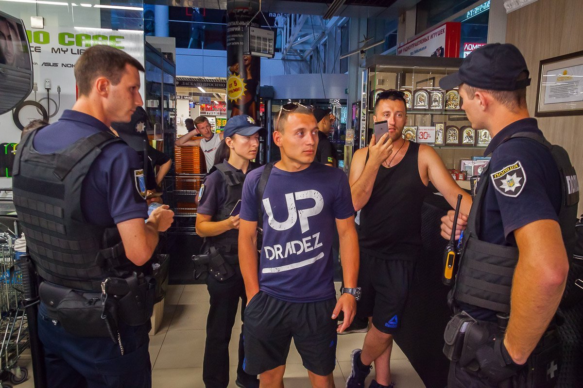 Инцидент произошел в супермаркете Varus, который находится на Европейской площади Инцидент произошел в супермаркете Varus, который находится на Европейской площади