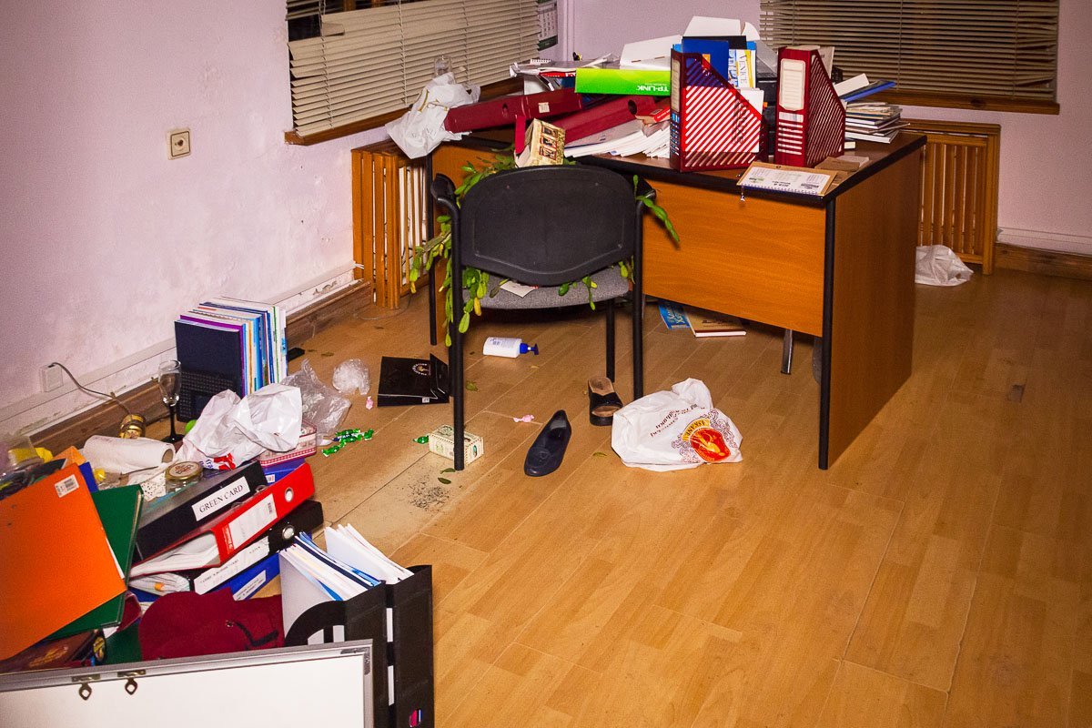 Правоохранители осмотрели помещение и зафиксировали пришествие Правоохранители осмотрели помещение и зафиксировали пришествие