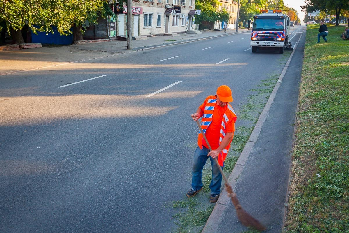 Ежедневно улицы города убирает около 300 человек