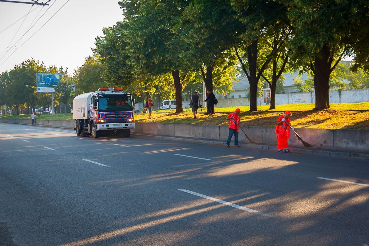 Чтобы поддерживать чистоту на улицах города, дворники и водители техники трудятся, не покладая рук