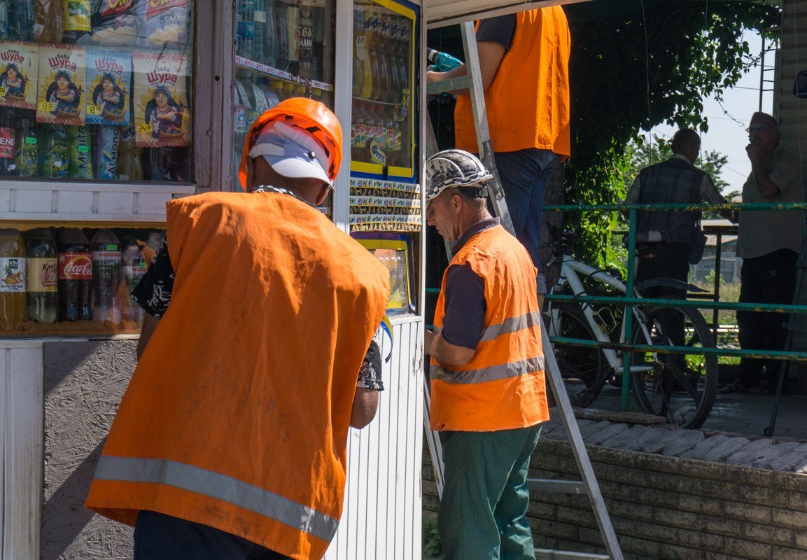 Из-за множества жалоб на киоск городская власть решила стереть его с лица города Из-за множества жалоб на киоск городская власть решила стереть его с лица города