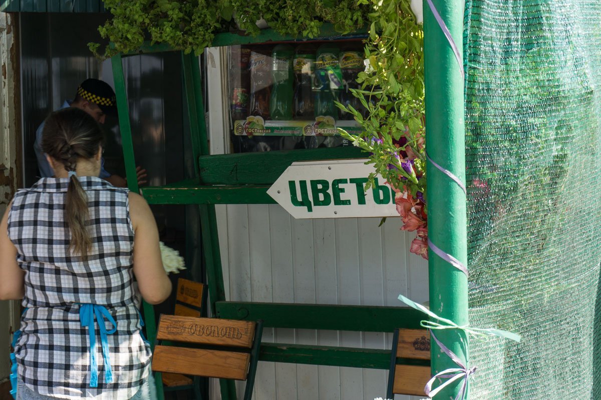 Незаконный МАФ "спрятался" за стеллажами с цветами Незаконный МАФ "спрятался" за стеллажами с цветами